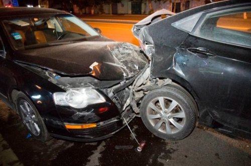 Bakıda zəncirvari qəza: Maşın beş avtomobilə çırpıldı - Ölən var