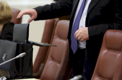 Rüşvət üstündə tutulanlar niyə YAP-dan qovulmur?