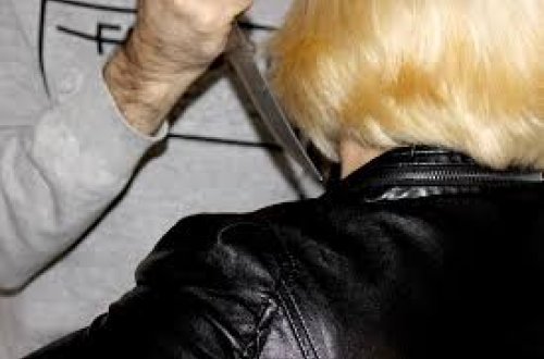 Bakıda DƏHŞƏT - Kişi liftdə arvadına 48 bıçaq zərbəsi vurub başını kəsdi