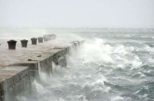 Bölgələrdə güclü yağış və külək, Neft Daşlarında dalğanın hündürlüyü altı metri keçib – FAKTİKİ HAVA