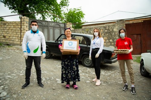 Azərbaycan könüllülərindən bayram sovqatı - FOTOLAR