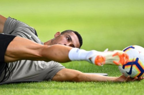 Криштиану Роналду на тренировке забросил мяч ногой в баскетбольное кольцо - ВИДЕО