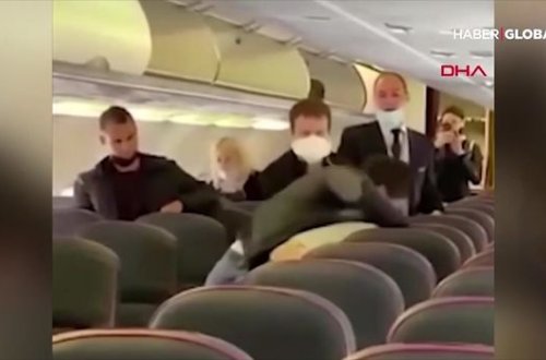 Sosial məsafəyə görə təyyarənin göyərtəsində dava düşdü - VİDEO