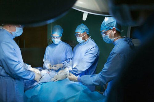 Avropada ilk: Koronavirus xəstəsinə ağciyər köçürüldü