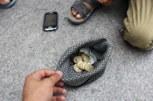 В Баку отец ударил ножом сына за отказ попрошайничать - ФОТО