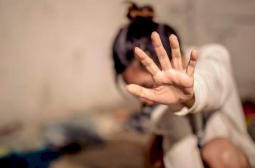 Ata 13 yaşlı qızının başını kəsdi- FOTO