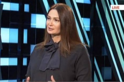 Qənirə Paşayeva 400 gəncə kitab hədiyyə etdi