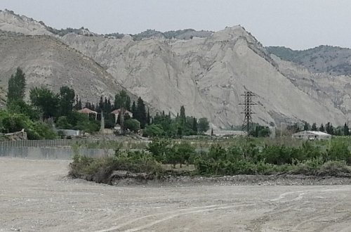 Deputatın iqamətgahı, icra başçının vədləri, vətəndaşların problemləri... REPORTAJ