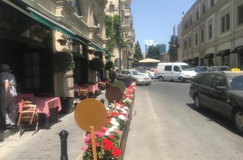 Bakıda yolun hərəkət hissəsinə qoyulmuş masa götürülüb