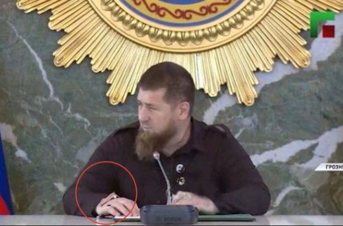 Gizlətməyə çalışdığı əli Kadırovun sirrini açdı - VİDEO