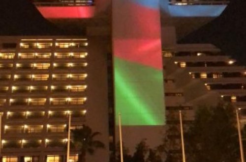 Qətərin məşhur və unikal tikilisi Azərbaycan bayrağının rəngləri ilə işıqlandırılıb