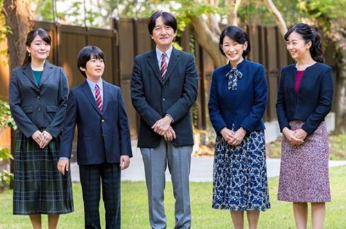 Şahzadə və ailəsi tibb işçiləri üçün öz əlləri ilə müdafiə xalatı tikdilər - FOTO