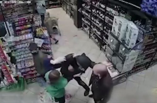 Mağazadan oğurluq etmək istəyən gənc müştərilər tərəfindən tutuldu - VİDEO