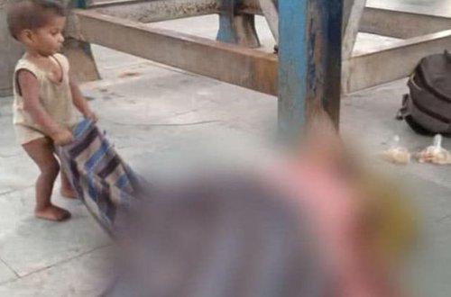 Pandemiya ilə bağlı ən faciəvi görüntü: Uşaq ölən anasını oyatmağa çalışır - VİDEO