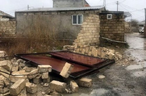 В Гусаре на детей упал каменный забор, есть погибший