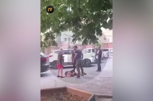 Hamilə həyat yoldaşının gözü qarşısında başqa qadını amansızcasına döydü - VİDEO