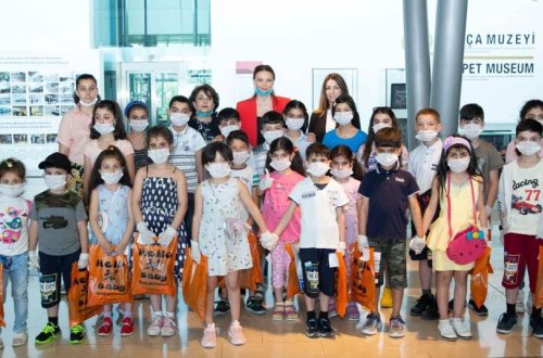 Qənirə Paşayeva uşaqlarla birgə “Xalça Muzeyi”ni ziyarət edib