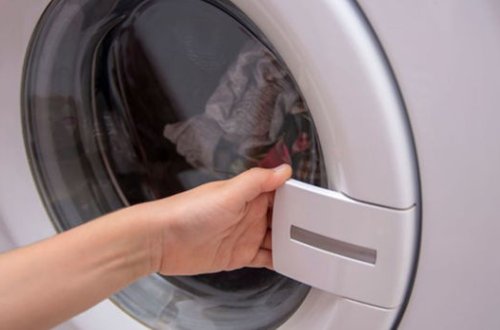 Üç yaşlı uşağı 90 dəqiqə paltaryuyan maşında saxlayan ata həbs olundu