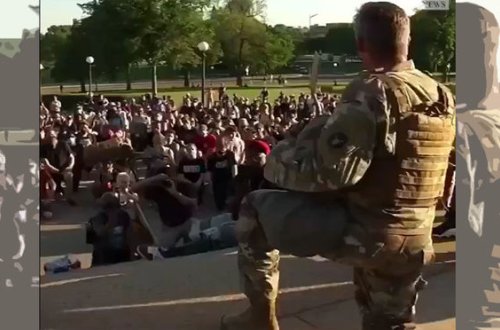 ABŞ-da hərbçilər aksiyaçılarla həmrəylik nümayiş etdirib - VİDEO