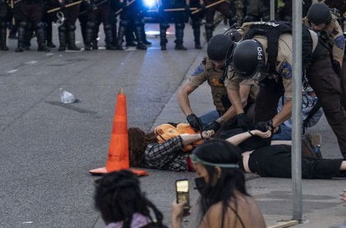 ABŞ-da aksiyaları işıqlandıran jurnalist polislərin hücumuna məruz qaldı - FOTO/VİDEO