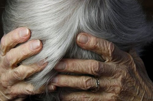 Gəncə sakini 85 yaşlı anasını döydü