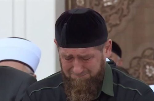 Kadırov məsciddə göz yaşlarına boğuldu – VİDEO
