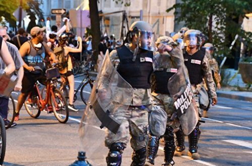 Протестующие вышли к зданию Конгресса США