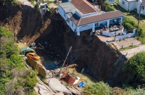 Семья чудом избежала смерти при падении дома с обрыва