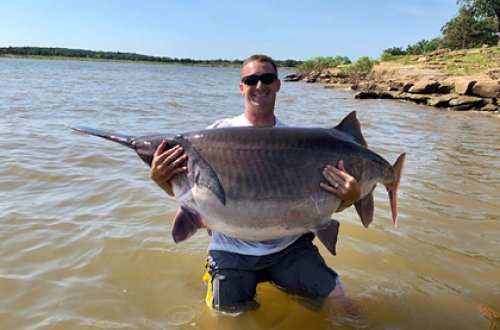 Balıqçı rekord böyüklükdə avarburun balığı tutaraq MƏŞHURLAŞDI - FOTO