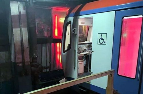 SON DƏQİQƏ: Metroda qəza: Qatar tunelin divarına çırpıldı - FOTO