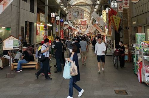 В Японии с наступлением жары призывают снимать медмаски на улице