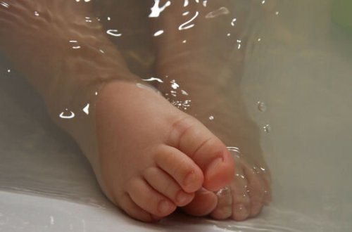 21 yaşlı ana yeni doğulan körpəsini suda BOĞDU