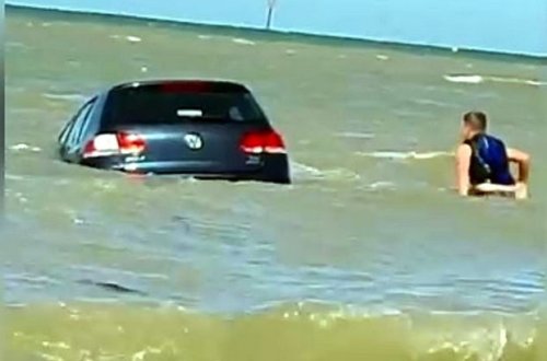 Dalğalar maşını dənizə sürüklədi - VİDEO