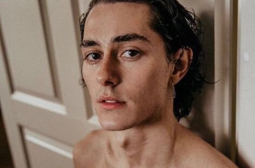 Azərbaycanlı aktyor yarıçılpaq şəklini paylaşdı, evlilik təklifi aldı - FOTO