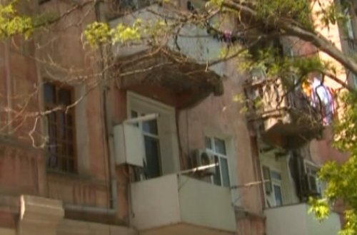 Sevgilisindən hamilə qalan 19 yaşlı qız doğduğu körpəni 3-cü mərtəbədən atdı - FOTO