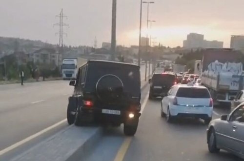 В Баку водитель Gelandewagen грубо нарушил ПДД, пытаясь объехать затор - ВИДЕО