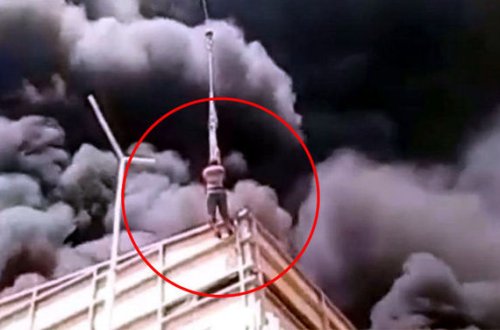 Qaldırıcı kran sürücüsü kişini yanmaqdan son anda xilas etdi - VİDEO