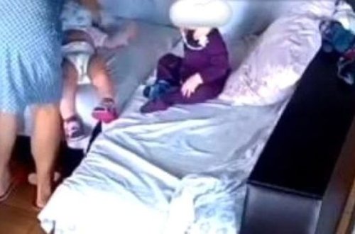 Ukraynada uşaq bağçasında dəhşət: Tərbiyəçi körpəni yastıqla boğub öldürdü - VİDEO