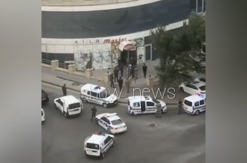 Bakıda polis maşınları marketi mühasirəyə aldı - VİDEO