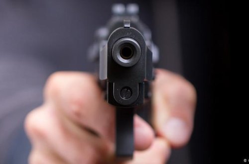 Paytaxtda ŞOK OLAY: evindən atəş açıb polisi güllələdi