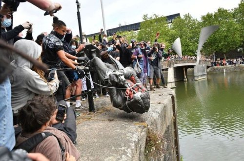 Kölə tacirinin heykəlini qoparıb çaya atdılar - FOTO