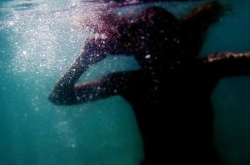 9-cu sinifdə oxuyan qız özünü Kürə atdı