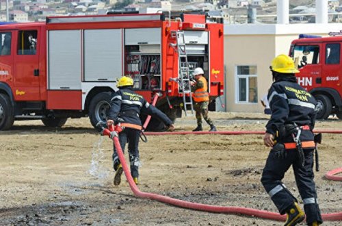 В Баку сгорела крыша трехкомнатного дома