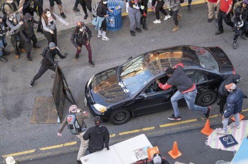 ABŞ-da avtomobili etirazçıların üstünə sürüb insanlara atəş açdılar