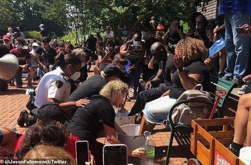 ABŞ-da polislər diz üstə qaradərili pastorların ayaqlarını yudular - VİDEO