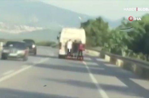 “Rolik” sürən gənclərin təhlükəli əyləncəsi - VİDEO