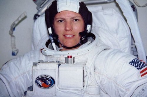 Kosmosda gəzən amerikalı Marian çökəkliyinə enən ilk qadın oldu