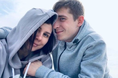 Rusiyalı bloqer ögey oğlundan hamilə qaldı - FOTO