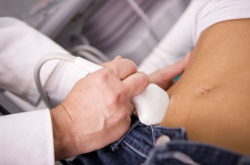 Bakıda özəl klinikada bakirə qızı nişanlısının yanında “hamilə” çıxardılar