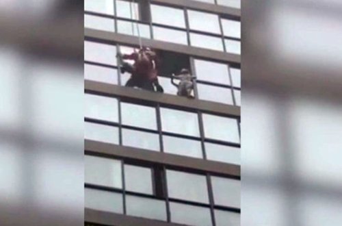 13-cü mərtəbədən yıxılan beş yaşlı qız 40 metr hündürlükdə eyvandan yapışdı - VİDEO